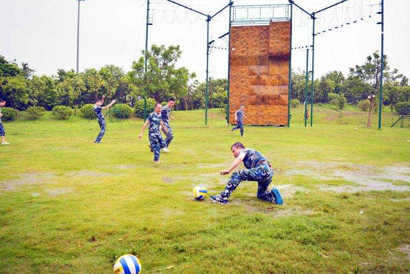 【深圳戶外拓展】深圳市華融金融2016年團(tuán)隊(duì)?wèi)敉馔卣褂?xùn)練營